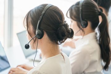 補助金の電話相談を受けるコールセンタースタッフ