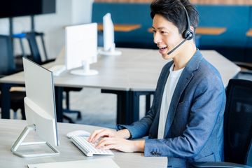 補助金申請に向けた資金計画を提案するコンサルタント