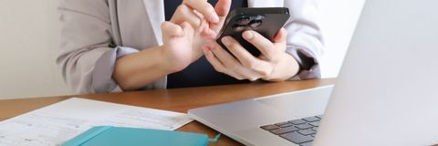 補助金で制作するホームページの見積もりをする営業担当者