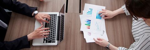 補助金用のホームページをについて打ち合わせをするスタッフ