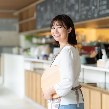 小規模事業者持続化補助金に採択されて改装した飲食店オーナーのイメージ