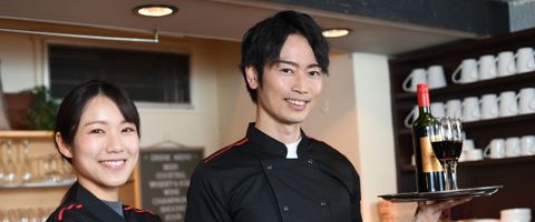 補助金で商店街にお店を持ったご夫婦のイメージ