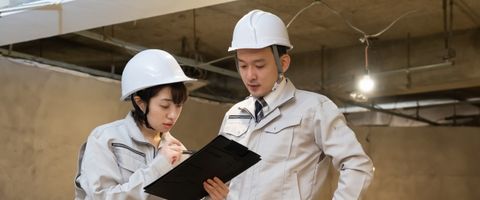 補助金の申請内容を検討している製造業幹部のイメージ