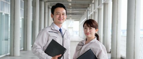 補助金申請の準備をしている製造業幹部のイメージ