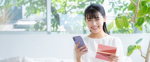 補助金が入金されて喜ぶ女性のイメージ