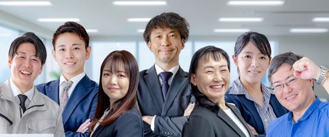 補助金を申請するために集まったビジネスマンたちのイメージ