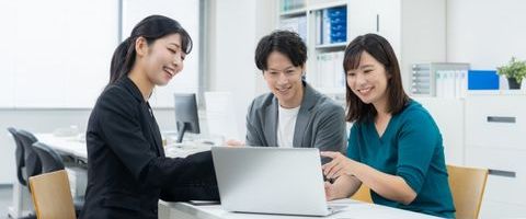 補助金の相談をしている夫婦のイメージ