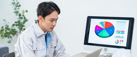 補助金申請のための技術情報を作成する技術者のイメージ