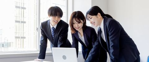 補助金に採択されて喜ぶビジネスマンのイメージ