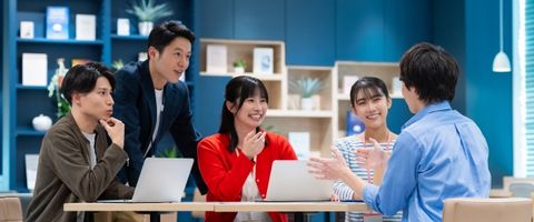 補助金の活用法について相談するプロジェクトメンバーのイメージ