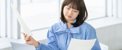 補助金に申請する計画書作りに苦労するビジネスマンのイメージ