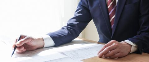 補助金の計画書を審査する中小企業診断士のイメージ