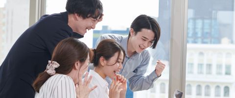 補助金に採択されて喜ぶビジネスマンのイメージ