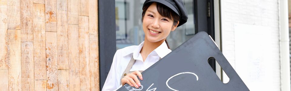 補助金でお店を持つ夢をかなえた女性のイメージ
