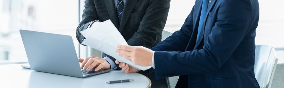 補助金の採択情報を確認するビジネスマンのイメージ