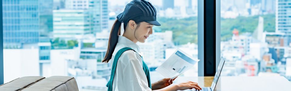 補助金の情報を確認する飲食オーナーのイメージ