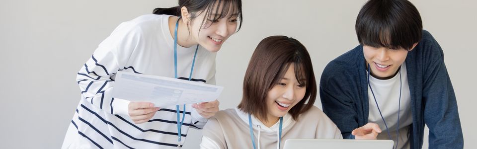 補助金の採択情報を確認するビジネスマンのイメージ