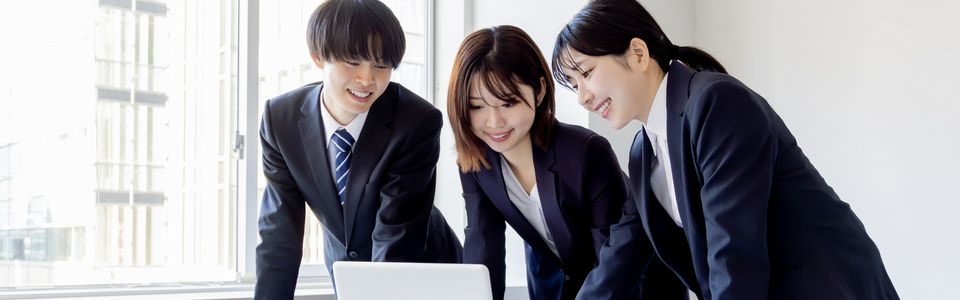 補助金の目的や補助額 をチェックするビジネスマンのイメージ