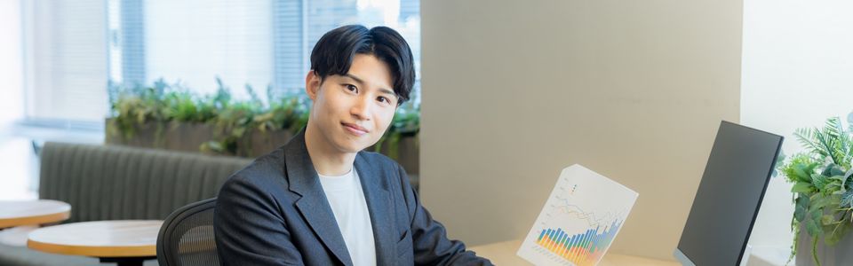 補助金の申請手続きをしているシステムエンジニアのイメージ