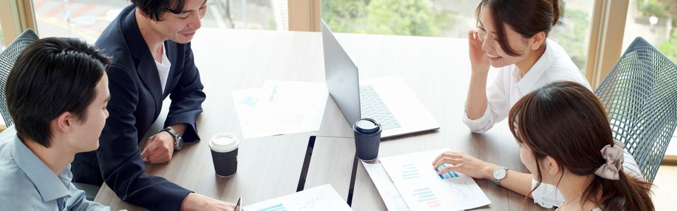 補助金の計画書について相談するコンサルタントのイメージ