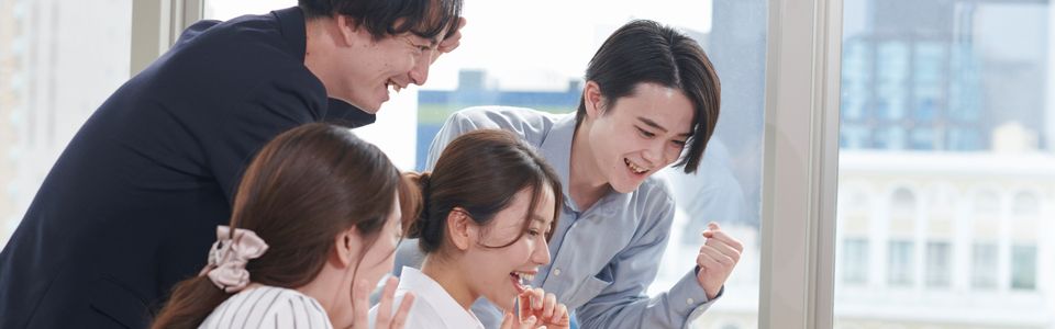 補助金に採択されて喜ぶビジネスマンのイメージ